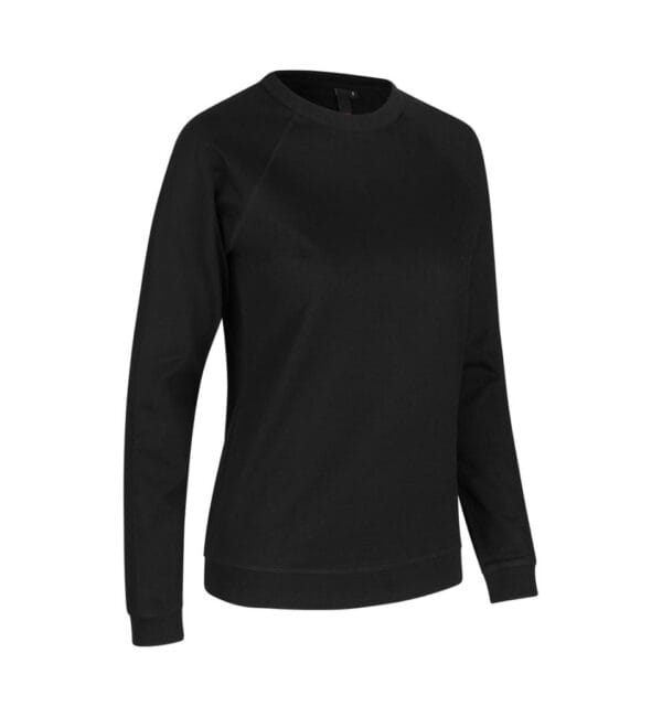 0616_900_pack_1 En sort, langærmet sweatshirt med rund hals, står mod en hvid baggrund. Sweatshirten har et simpelt og ensfarvet design uden synlige logoer eller mønstre.