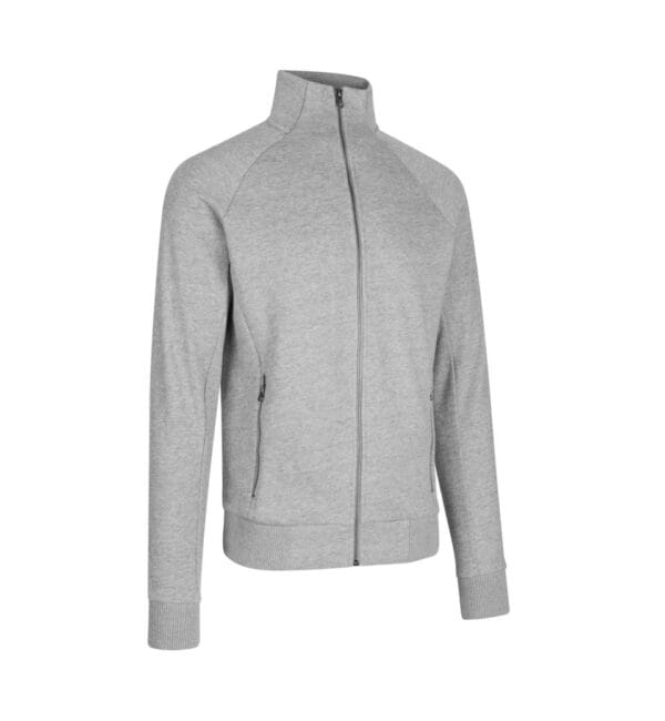 0628_210_pack_1 Grå sweatshirt med lynlås og høj krave. Den har ribkanter ved håndled og talje, samt to lynlåslommer på forsiden. Baggrunden er hvid og neutral.