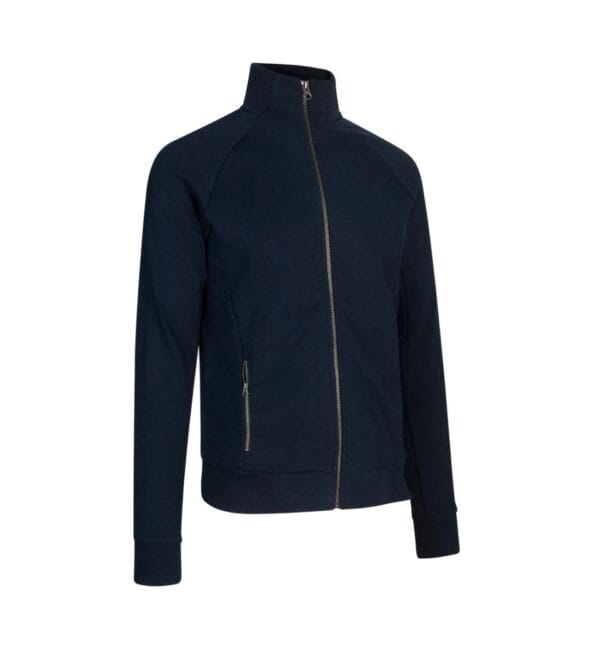 0628_790_pack_1 En sort jakke med lynlås foran og høj krave, stående opretstående isoleret mod en hvid baggrund.