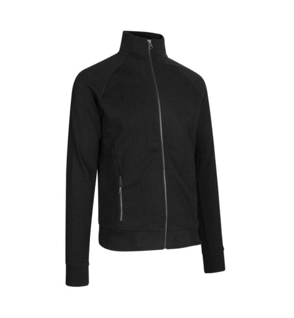 0628_900_pack_1 En sort jakke med høj krave og lynlås på forsiden ses stående alene mod en hvid baggrund. Jakken har lange ærmer og to lynlåslommer foran.