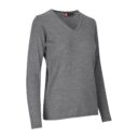 Grå sweater med V-hals og lange ærmer præsenteres mod en hvid baggrund. Et rødt mærke med bogstaverne "ID" er synligt på indersiden af kraven.