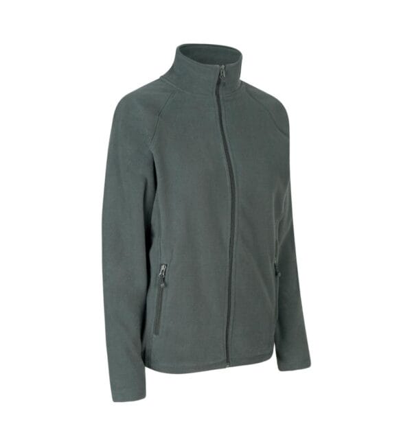 0805_260_pack_1 Grøn fleecejakke med høj krave og lynlås foran, placeret i minimalistisk, hvidt miljø. Jakken har lange ærmer og to lynlåslommer på forsiden.