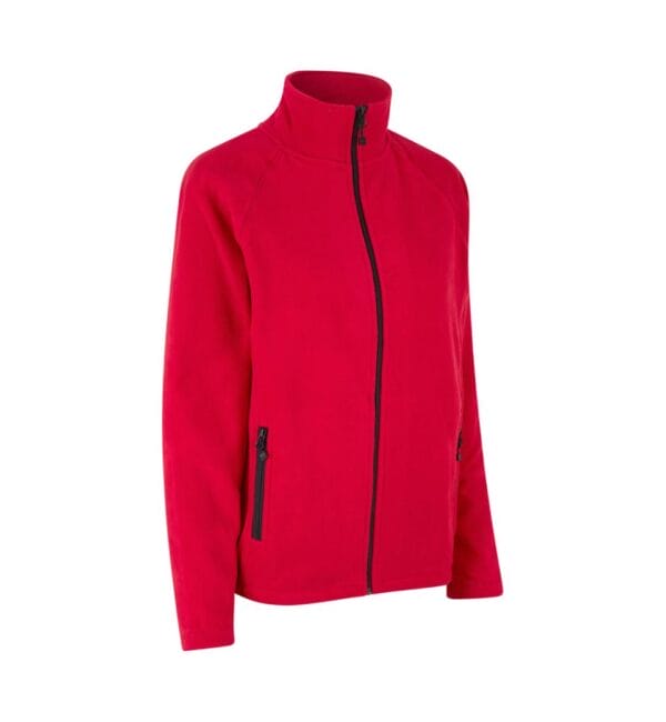 0805_330_pack_1 En rød fleecejakke med lynlås foran og høj krave. Jakken har to sidelommer med sorte lynlåse og er afbildet mod en hvid baggrund.