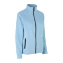 En lyseblå fleecejakke med sort lynlås i midten og ved sidelommerne. Jakken står oprejst med et høj hals, mod en hvid baggrund.