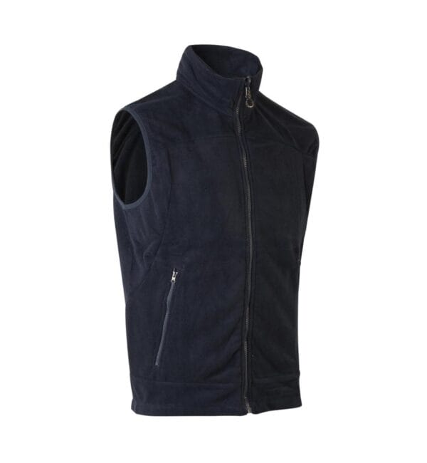 0811_790_pack_1 Mørkeblå fleecevest ligger på hvid baggrund med lynlås fortil og høj krave. To lynlåslommer vises på fronten.