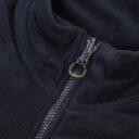 Mørkeblå fleecejakke med en halvt lynet lynlås. Lynlåsen har et sort vedhæng med teksten “ID IDENTITY”. Jakkens stof er blødt og struktureret.