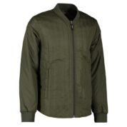 Grøn jakke med lynlås foran og to sidelommer, stående i en neutral studieindstilling.