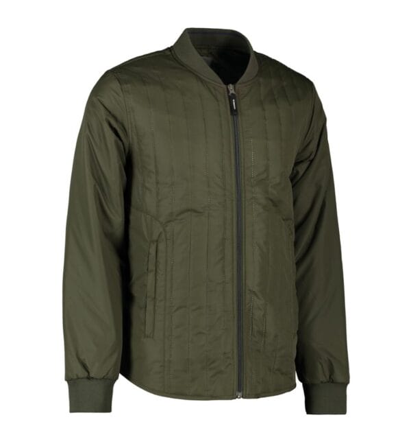 0886_570_pack_1 Grøn jakke med lynlås foran og to sidelommer, stående i en neutral studieindstilling.