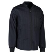 En sort jakke med lynlås og ribkant ved håndleddene hænger på en hvid baggrund.