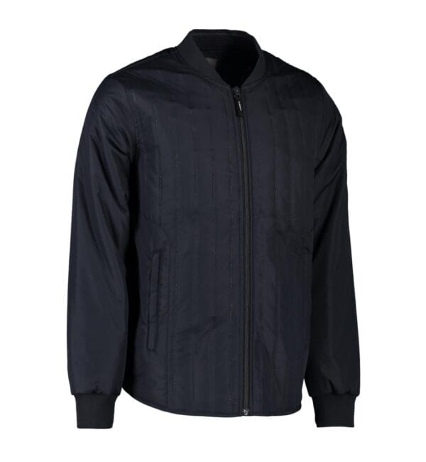 0886_790_pack_1 En sort jakke med lynlås og ribkant ved håndleddene hænger på en hvid baggrund.