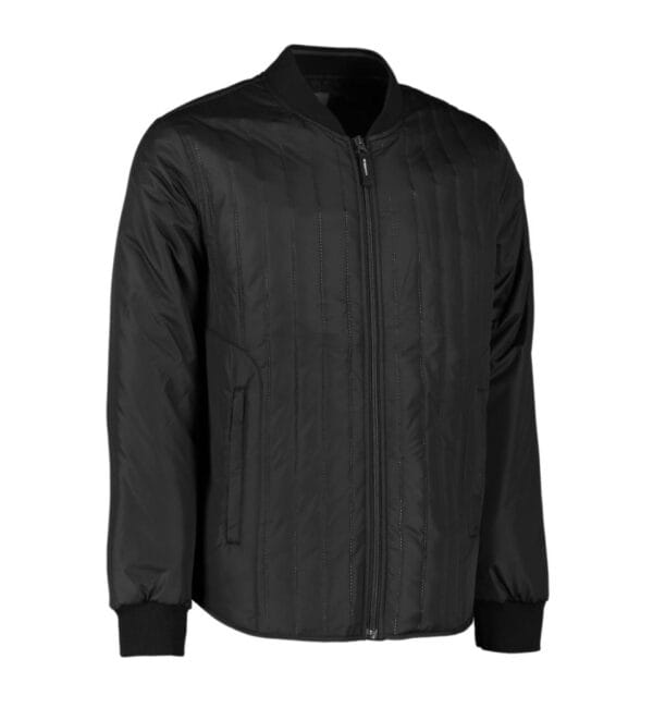 0886_900_pack_1 Sort quiltet jakke med lynlås foran, lange ærmer, ribkant ved håndled og krave, to sidelommer, præsenteret på en hvid baggrund.