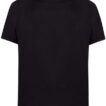 Sort T-shirt hænger fladt mod en neutral baggrund, uden tekst eller grafik, hvilket giver et minimalistisk og rent udseende.