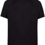 Sort T-shirt hænger fladt mod en neutral baggrund, uden tekst eller grafik, hvilket giver et minimalistisk og rent udseende.