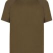 En olivengrønn t-shirt ligger fladt på en hvid baggrund.