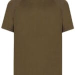 En olivengrønn t-shirt ligger fladt på en hvid baggrund.