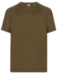 En olivengrønn t-shirt ligger fladt på en hvid baggrund.