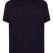 En sort T-shirt hænger uden synlige dekorationer eller mønstre, placeret mod en hvid baggrund.