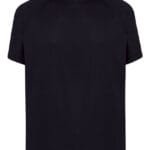 En sort T-shirt hænger uden synlige dekorationer eller mønstre, placeret mod en hvid baggrund.