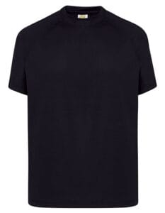 En sort T-shirt hænger uden synlige dekorationer eller mønstre, placeret mod en hvid baggrund.