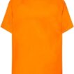 En ensfarvet orange T-shirt hænger lodret uden andre genstande eller baggrundselementer synlige.