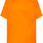 En ensfarvet orange T-shirt hænger lodret uden andre genstande eller baggrundselementer synlige.