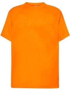 En ensfarvet orange T-shirt hænger lodret uden andre genstande eller baggrundselementer synlige.