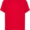 En rød T-shirt hænger stilsikkert, med korte ærmer og en rund halsudskæring, mod en neutral hvid baggrund.