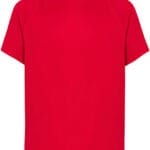 En rød T-shirt hænger stilsikkert, med korte ærmer og en rund halsudskæring, mod en neutral hvid baggrund.