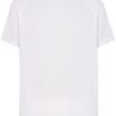 Hvid T-shirt hænger fladt mod en hvid baggrund. Overdelen har korte ærmer og en rund halsudskæring. Øverst i nakken står teksten "JHK".