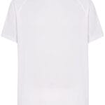 Hvid T-shirt hænger fladt mod en hvid baggrund. Overdelen har korte ærmer og en rund halsudskæring. Øverst i nakken står teksten "JHK".