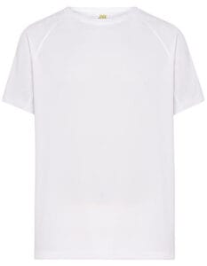 Hvid T-shirt hænger fladt mod en hvid baggrund. Overdelen har korte ærmer og en rund halsudskæring. Øverst i nakken står teksten "JHK".