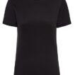 Sort t-shirt uden mønster hænger mod en hvid baggrund. Etiket med teksten "JHK" ses i nakkens indvendige del.