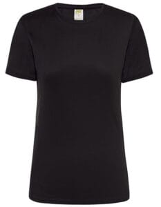Sort t-shirt uden mønster hænger mod en hvid baggrund. Etiket med teksten "JHK" ses i nakkens indvendige del.