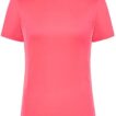 En kortærmet, lys pink T-shirt hænger mod en hvid baggrund. Et lille mærke med teksten "JHK Sports" er synligt øverst midt på trøjen.