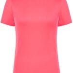 En kortærmet, lys pink T-shirt hænger mod en hvid baggrund. Et lille mærke med teksten "JHK Sports" er synligt øverst midt på trøjen.