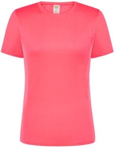 En kortærmet, lys pink T-shirt hænger mod en hvid baggrund. Et lille mærke med teksten "JHK Sports" er synligt øverst midt på trøjen.