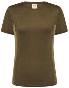 En olivengrøn t-shirt hænger på en neutral hvid baggrund. På mærket i halsen står "JHK".