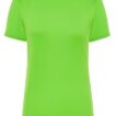 En lys grøn t-shirt med korte ærmer hænger frit. Etiket i nakken viser mærket "JHK". Ingen yderligere omgivelser kan ses.