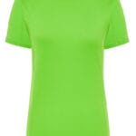 En lys grøn t-shirt med korte ærmer hænger frit. Etiket i nakken viser mærket "JHK". Ingen yderligere omgivelser kan ses.