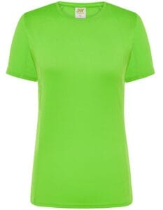 En lys grøn t-shirt med korte ærmer hænger frit. Etiket i nakken viser mærket "JHK". Ingen yderligere omgivelser kan ses.