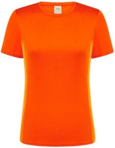 Orange T-shirt hænger frit med etiket "JHK". Ingen baggrund.
