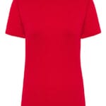 En rød kortærmet t-shirt hænger med etiketten "JHK" synlig ved halsudskæringen i en hvid baggrund.