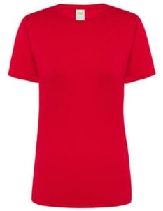 En rød kortærmet t-shirt hænger med etiketten "JHK" synlig ved halsudskæringen i en hvid baggrund.