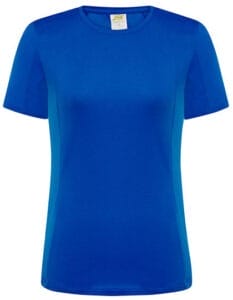 Blå T-shirt hænger på neutral baggrund. Øverste mærkedel viser "JHK". Ingen tekst eller grafik på tøjet.