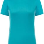 Lys blå t-shirt med korte ærmer og rund hals. Mærket "JHK" er synligt på en etiket ved kraven. Baggrunden er hvid og neutral.