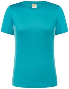 Lys blå t-shirt med korte ærmer og rund hals. Mærket "JHK" er synligt på en etiket ved kraven. Baggrunden er hvid og neutral.