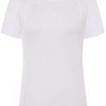 En hvid t-shirt med korte ærmer placeret på en hvid baggrund. På den indvendige del af kraven er "JHK" trykt med blå tekst.