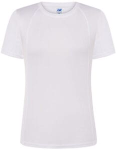 En hvid t-shirt med korte ærmer placeret på en hvid baggrund. På den indvendige del af kraven er "JHK" trykt med blå tekst.