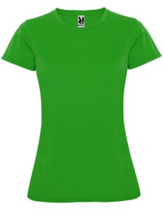 En grøn T-shirt med korte ærmer og rund hals hænger mod en hvid baggrund. Etiket i nakken viser logoet "Roly".