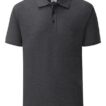 Mørkegrå polo-shirt med tre knapper øverst, foldet krave, og kortærmet. Skjorten hænger i et neutralt studieindstilling. Tekst på indvendig label viser "Fruit of the Loom".